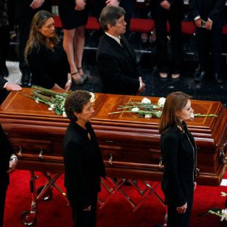 Angélica Rivera monta guardia ante restos de Joaquín Cordero