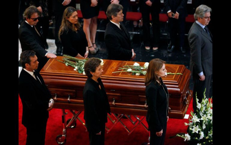 Angélica Rivera y Rafael Tovar y de Teresa encabezaron la Guardia de Honor a los restos de Joaquín Cordero. NTX /