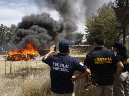 La PGR quema más de dos toneladas de drogas en el club Cinegético de Tonalá.  /