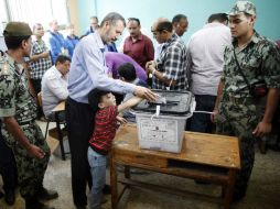 Un hombre desposita su voto durante las elecciones pasadas en Egipto. ARCHIVO /