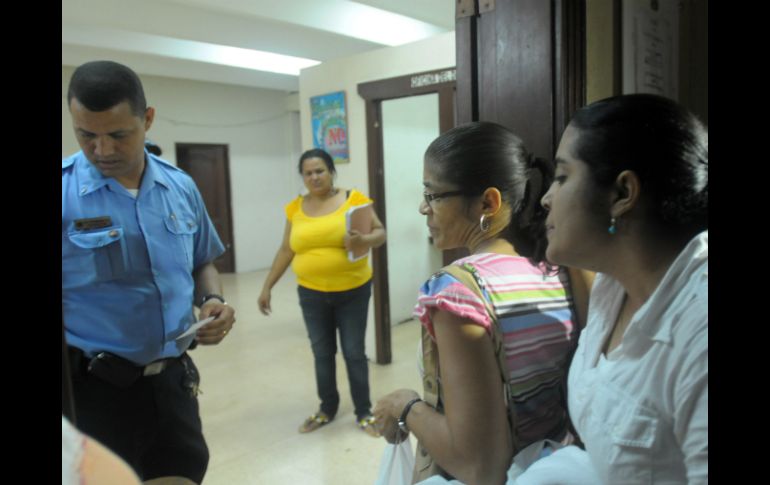 Mary Rivas (2-d) la madre de Martha, asiste al Palacio de Justicia donde está detenida Heredia. EFE /