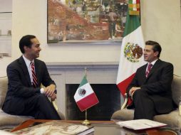 Julián Castro y Peña Nieto conversan durante su reunión en Los Pinos. EFE /