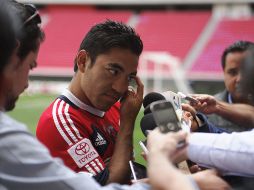 Marco Fabián reconoce que aún tiene dolor debido a la fractura que tiene en la mano izquierda.  /