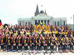 Alegría. Jugadores y cuerpo técnico de los Leones Negros posan afuera del edificio de Rectoría de la Universidad de Guadalajara. EL INFORMADOR /
