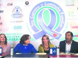 Arlette Chapoy, Susana González y Susana Gutiérrez, representantes de asociaciones civiles, junto a Marcos Esquivel, del Comude. ESPECIAL /