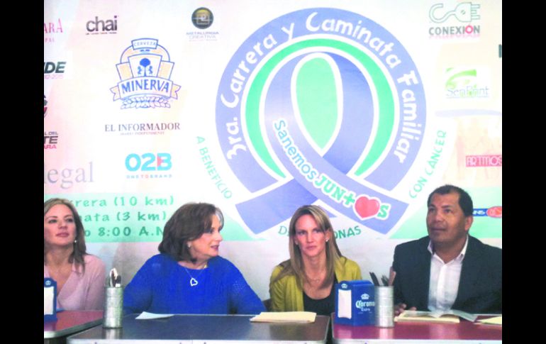 Arlette Chapoy, Susana González y Susana Gutiérrez, representantes de asociaciones civiles, junto a Marcos Esquivel, del Comude. ESPECIAL /