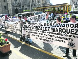 Los manifestantes exhibieron mantas en las que desafiaron el gobernador, Emilio González, a aplicar las pruebas de control de confianza EL INFORMADOR /