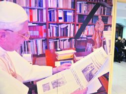 Su Santidad lee L’Osservatore Romano, órgano oficial del Vaticano, mientras en una sala contingua, celebran una junta editorial. AFP /