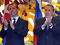 El primer ministro de Rusia, Dimitri Medvédev (i), y el presidente de Cuba, Raúl Castro (d). EFE /