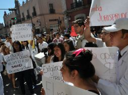 Los alumnos marcharon por la principal avenida de la ciudad pidiendo solución a la huelga. NTX /