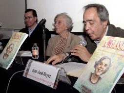 Elena Poniatowska, presenta durante la FILPM, la revista Cultura Urbana cuyo número 37-38 está dedicado a ella. NTX /