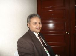 Kaushik Basu, secretario de la Asociación de Té Darjeeling, promueve el producto de su país.  /