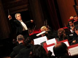 Los músicos aplauden a Enrique Bátiz al término de su primer concierto como director huésped.  /