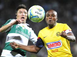 Oribe Peralta (i) de Santos disputa el balón con Aquivaldo Mosquera (d) de América. EFE /