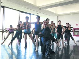 DESPEDIDA. Hernández (al frente), bailarín y director de la compañía estatal. EL INFORMADOR /