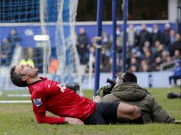 Al ir a festejar el gol de su compañero Rafael en el minuto 23, Van Persie  tropezó con el camarógrafo. EFE /