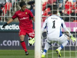 Giovani Dos Santos intenta un lanzamiento ante el portero del Getafe, Miguel Ángel Moyá. EFE /