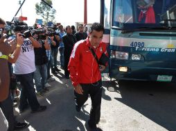Omar Bravo desciende del autobus que llevó al Atlas a La Corregidora.  /