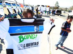 Los aficionados de Gallos muestran sus colores antes de entrar al estadio  /
