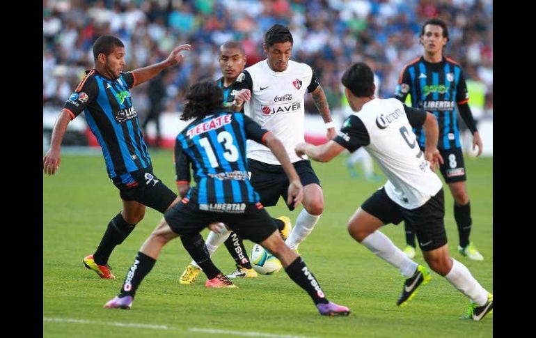 Los Gallos Blancos del Querétaro y los Zorros del Atlas empataron a cero goles.  /