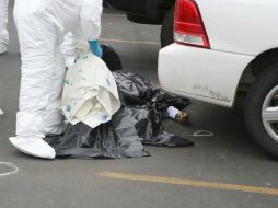 Los elementos del Servicio Médico Forense trasladaron el cuerpo del turista a sus instalaciones. ARCHIVO /