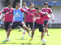 Marco Fabián (der.), quien sufrió una fractura en un dedo de la mano izquierda la jornada pasada, está contemplado para iniciar. MEXSPORT /
