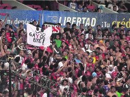 Se portan bien. Aunque hubo gritos de apoyo y burlas en algunas pancartas, la afición del Atlas se ocupó en apoyar a su equipo. EL INFORMADOR /