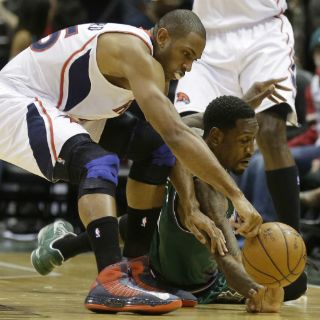 Ayón se queda en la banca en la derrota de Bucks