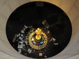 Una estatua en gran escala del premio Oscar es decorada con flores a la entrada del Teatro Dolby, hoy, en Los Angeles. AFP /