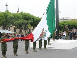 Realizaron la tradicional incineración de banderas en el primer cuadro de la ciudad. ARCHIVO /
