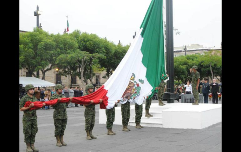 Realizaron la tradicional incineración de banderas en el primer cuadro de la ciudad. ARCHIVO /