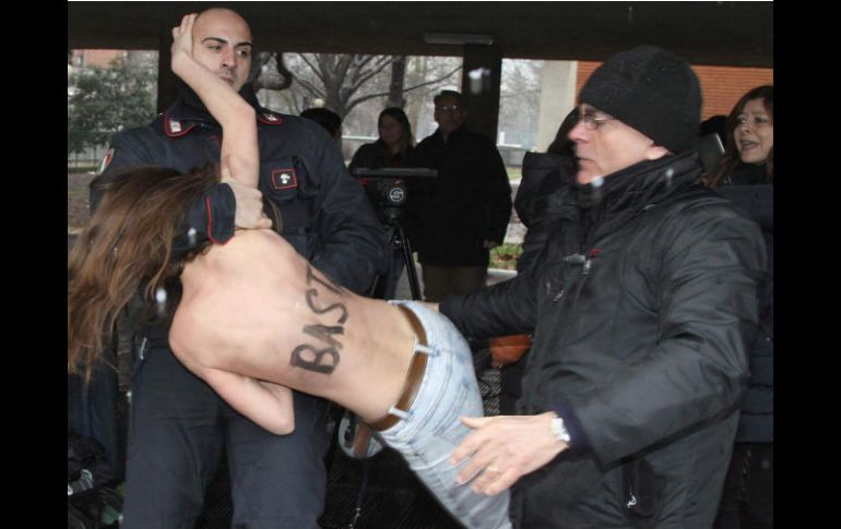 Miembros del movimiento ucraniano feminista Femen se manifestaron contra Silvio Berlusconi. EFE /