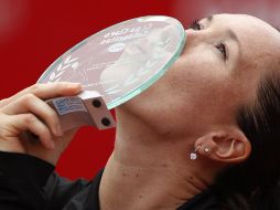 Jelena Jankovic besa el trofeo con el que fue premiada al ganar el torneo en Bogotá. EFE /