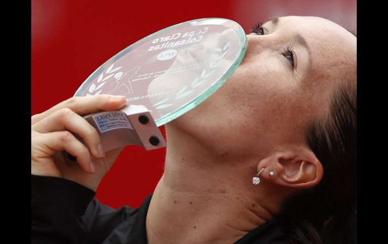 Jelena Jankovic besa el trofeo con el que fue premiada al ganar el torneo en Bogotá. EFE /