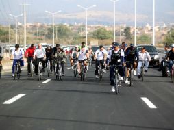 El gobernador Emilio González recorre en bicicleta para supervisar los nuevos tramos del periférico.  /