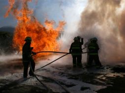 La llama de un metro de altura se encuentra bajo control pero permanecerá encendida hasta que se consuma el gas del ducto. ARCHIVO /