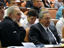 Fidel acompaña a su hermano Raúl Castro en sesión de Asamblea Nacional. AFP /