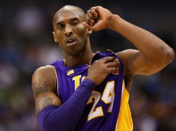 Kobe Bryant muestra su brazo en señal de fuerza ante Dallas. AP /