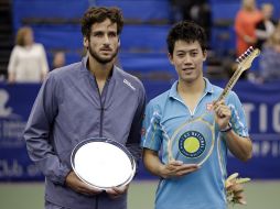 López y Nishikori posan con sus respectivos trofeos luego de la final. AP /