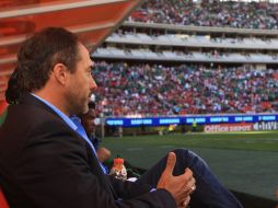Gustavo Matosas sentado en su banca antes del arranque del partido. MEXSPORT /
