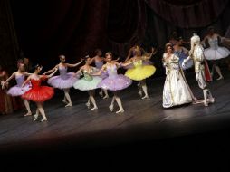 Algunas personas observaron de pie el espectáculo.  /