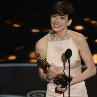 Anne Hathaway gana el Oscar como mejor actriz de reparto