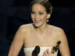 Agradeció un tanto azorada el galardón y se lo dedicó a sus compañeros de reparto. AP /