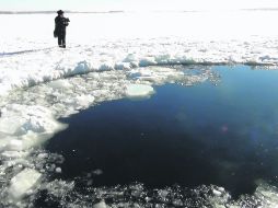 En el Lago Chebarkul cayó el fragmento más grande de la roca que sorprendió a la ciudad rusa de Cheliabinsk. AFP /