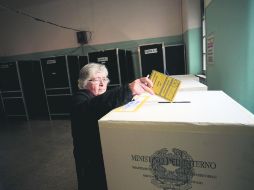 Mantienen confianza. A pesar del gélido clima, cumplen italianos en todo el territorio. AFP /
