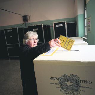 Italianos sufragan en la incertidumbre