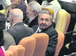 El presidente Raúl Castro se encuentra sentado a lado de su hermano Fidel. Ambos impulsaron el Gobierno socialista en Cuba. AFP /