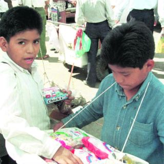 Pobreza los obliga a ayudar con los gastos del hogar