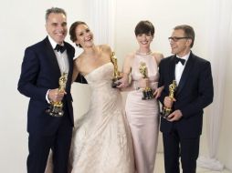 Los cuatro ganadores al Oscar por mejor actor y mejor actor de reparto posan con sus premios. EFE /