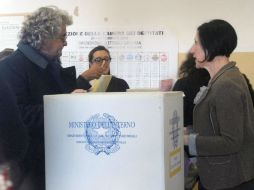 El líder del Movimiento 5 Estrellas, Beppe Grillo (izq), ejerce su derecho al voto en un colegio electoral en Génova, Italia. EFE /
